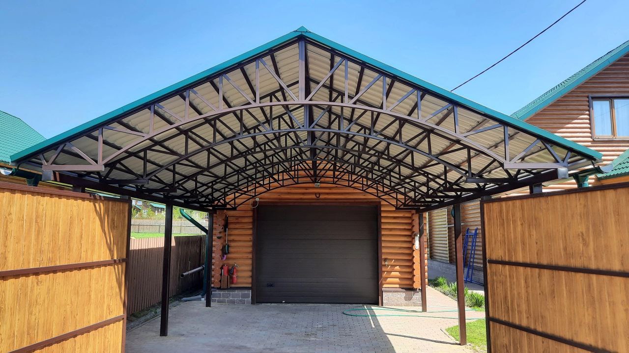 Закрытый навес с односкатной крышей из поликарбоната